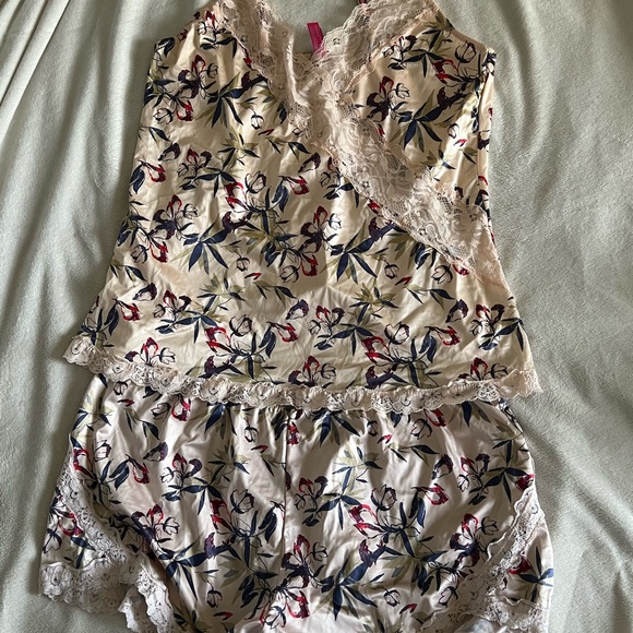 Victoria’s Secret bra bundle FREE PJ SET INCLUDED - Picture 3 of 3